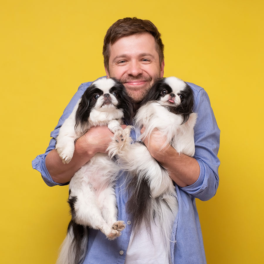 Hombre con dos perros